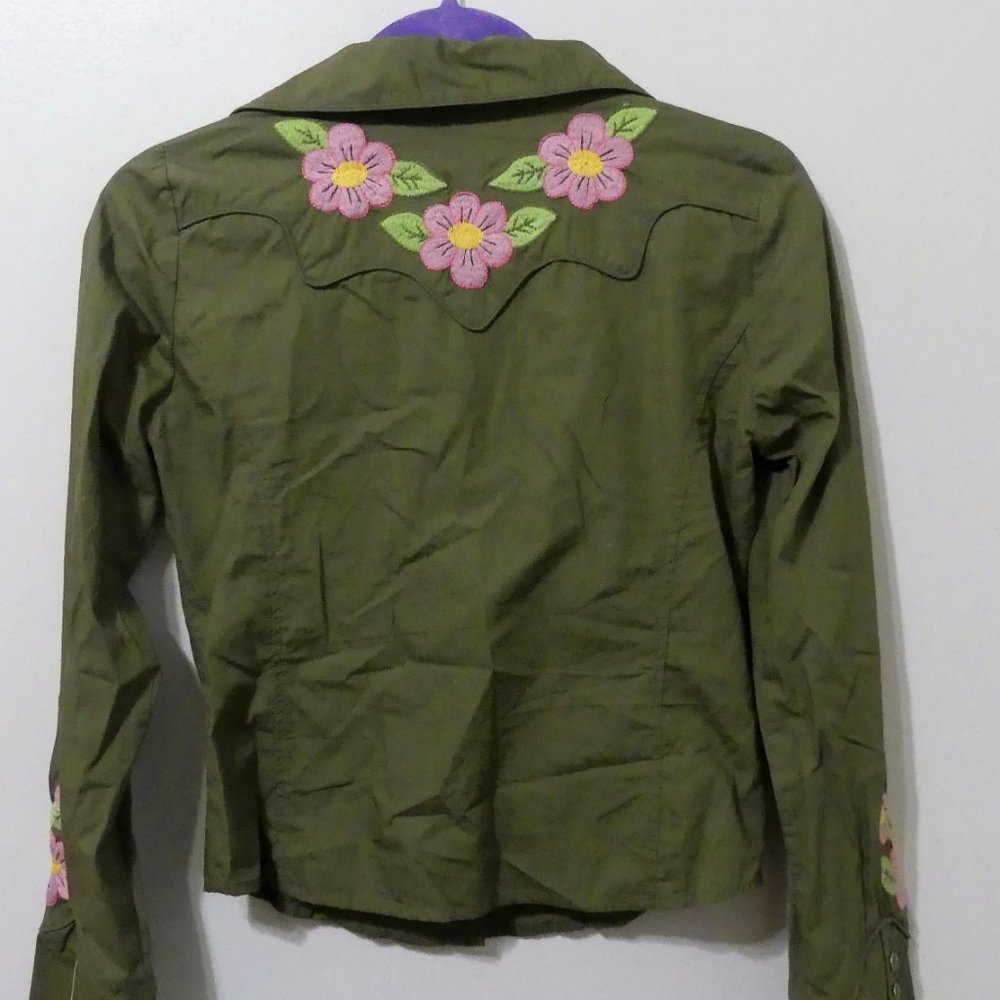 Embroidered V-Neck "Button down" - Picture 5 of 5
